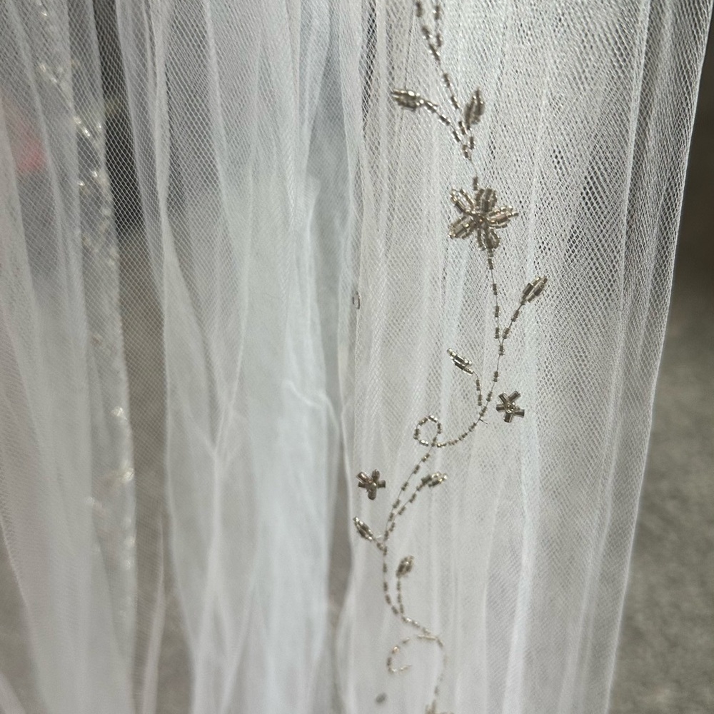 Elegant White Cathedral and blusher Bridal Veil with complete rhinestone detail - Picture 5 of 9